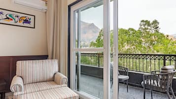 Deluxe eenpersoonskamer, 1 kingsize bed, balkon, uitzicht op rivier | Woonruimte