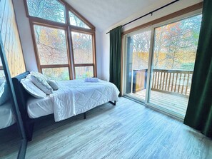 3 bedrooms, desk, iron/ironing board, free WiFi - Cozy 3-bedroom house with Game room, Near Kalahari & Camelback (East Stroudsburg)