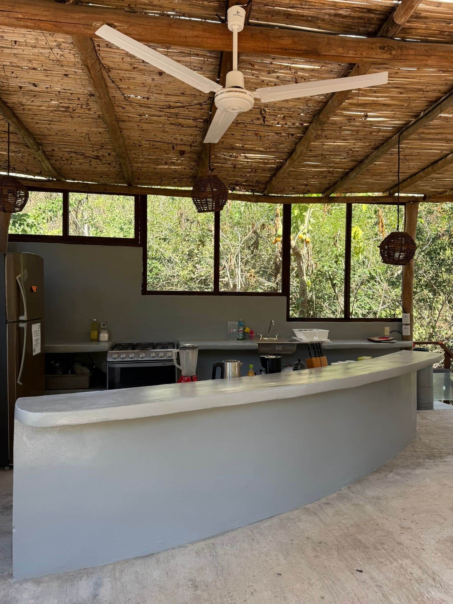 Kühlschrank, Ofen, Herdplatte, Kochgeschirr/Geschirr/Besteck