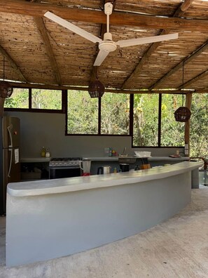 Kühlschrank, Ofen, Herdplatte, Kochgeschirr/Geschirr/Besteck