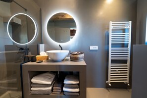 Shower, hair dryer, bidet, towels - Villa Gianotti by MMega (Lugnano)