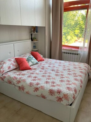 3 bedrooms, iron/ironing board, WiFi, bed sheets - Spacious house separate entrance, private garden pool and close to the sea (Lido di Jesolo)