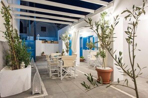 Outdoor dining - Villa Iokasti (Santorini)