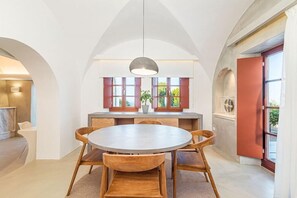Dining - Leon Villa (Santorini)