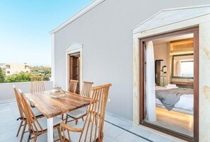 Outdoor dining - Leon Villa (Santorini)