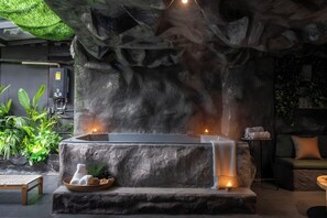 Căn hộ Exclusive, quang cảnh thành phố | Bồn tắm spa ngoài trời