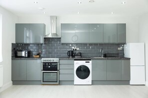 Fridge, microwave, oven, stovetop - Apartment - Sleeps 4 - Leytonstone Station 8mins (London)