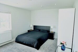1 bedroom, iron/ironing board, free WiFi, bed sheets - Apartment - Sleeps 4 - Leytonstone Station 8mins (London)