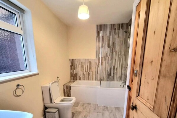 Shower, free toiletries, hair dryer, towels - City Stay in Worcester (Worcester)