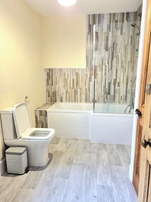 Douche, sèche-cheveux, serviettes fournies