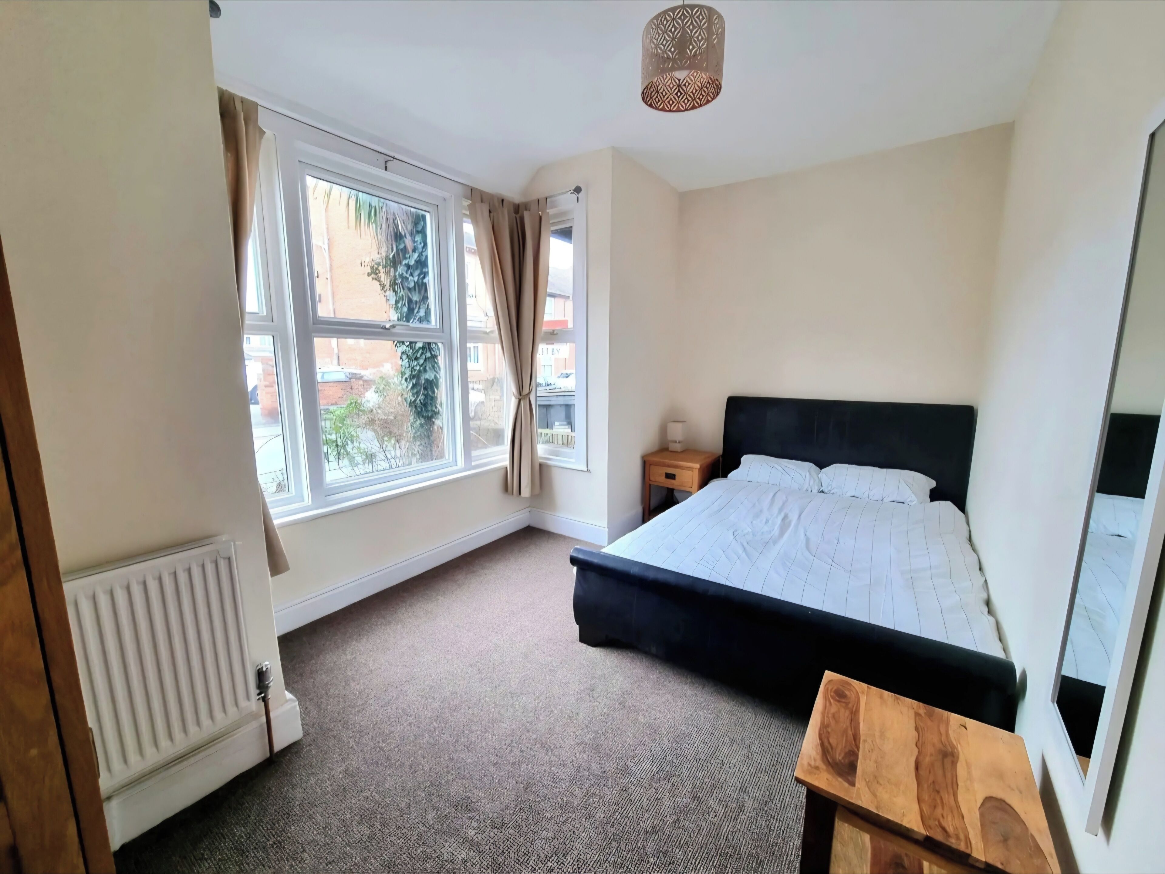 1 غرفة نوم ومكواة/لوح كي وواي فاي مجانًا وملاءات أسرّة