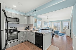 Fridge, microwave, oven, stovetop - PELICANS WATCH 322 - Short Walk to Beach (Myrtle Beach)