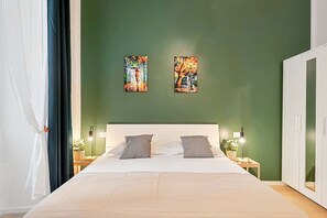 Desk - Welcome to 5 Terre Central, a newly renovated guest house located in the heart of La Spezia. Our property is the ideal starting point for those who want to explore the wonders of the Cinque Terre, easily reachable thanks to the proximity of the train sta (La Spezia)