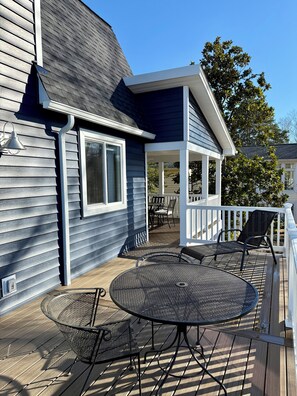 Outdoor dining - Lake Roots: Peaceful 4-bedroom lakefront home in charming Stanardsville (Stanardsville)