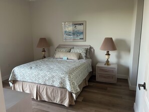 Iron/ironing board, WiFi, bed sheets - Gated Golf community condo in Sarasota, FL. Transferable golf membership! (Sarasota)