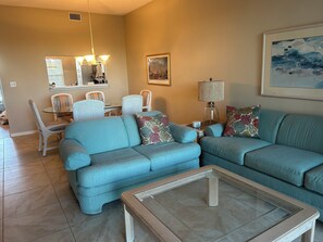 Living area - Gated Golf community condo in Sarasota, FL. Transferable golf membership! (Sarasota)