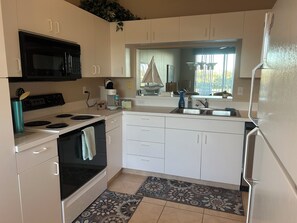 Private kitchen - Gated Golf community condo in Sarasota, FL. Transferable golf membership! (Sarasota)