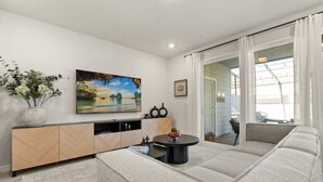 Un soggiorno moderno con un divano, un tavolino da caffè e un quadro appeso al muro.