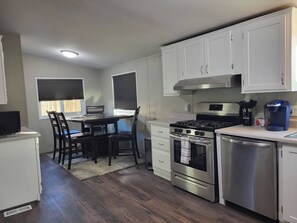 Private kitchen - 3-bedroom house in serene Peoria with cool AC breeze (Peoria)