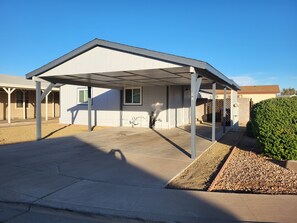 Property grounds - 3-bedroom house in serene Peoria with cool AC breeze (Peoria)