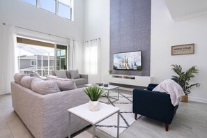 Smart TV - Last Minute Disney Getaway! Villa with Private Pool & Hot Tub. Book Now! #87717 (Orlando)