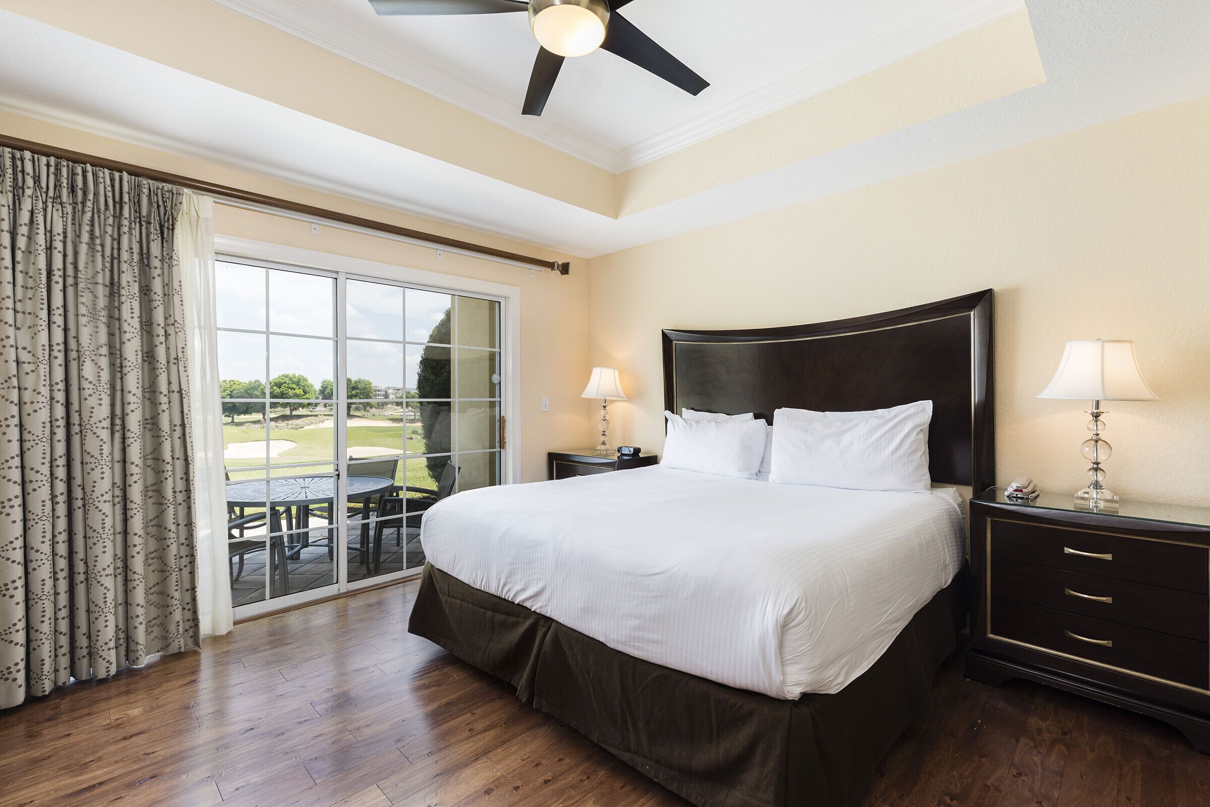 Tabla de planchar con plancha, wifi y ropa de cama 