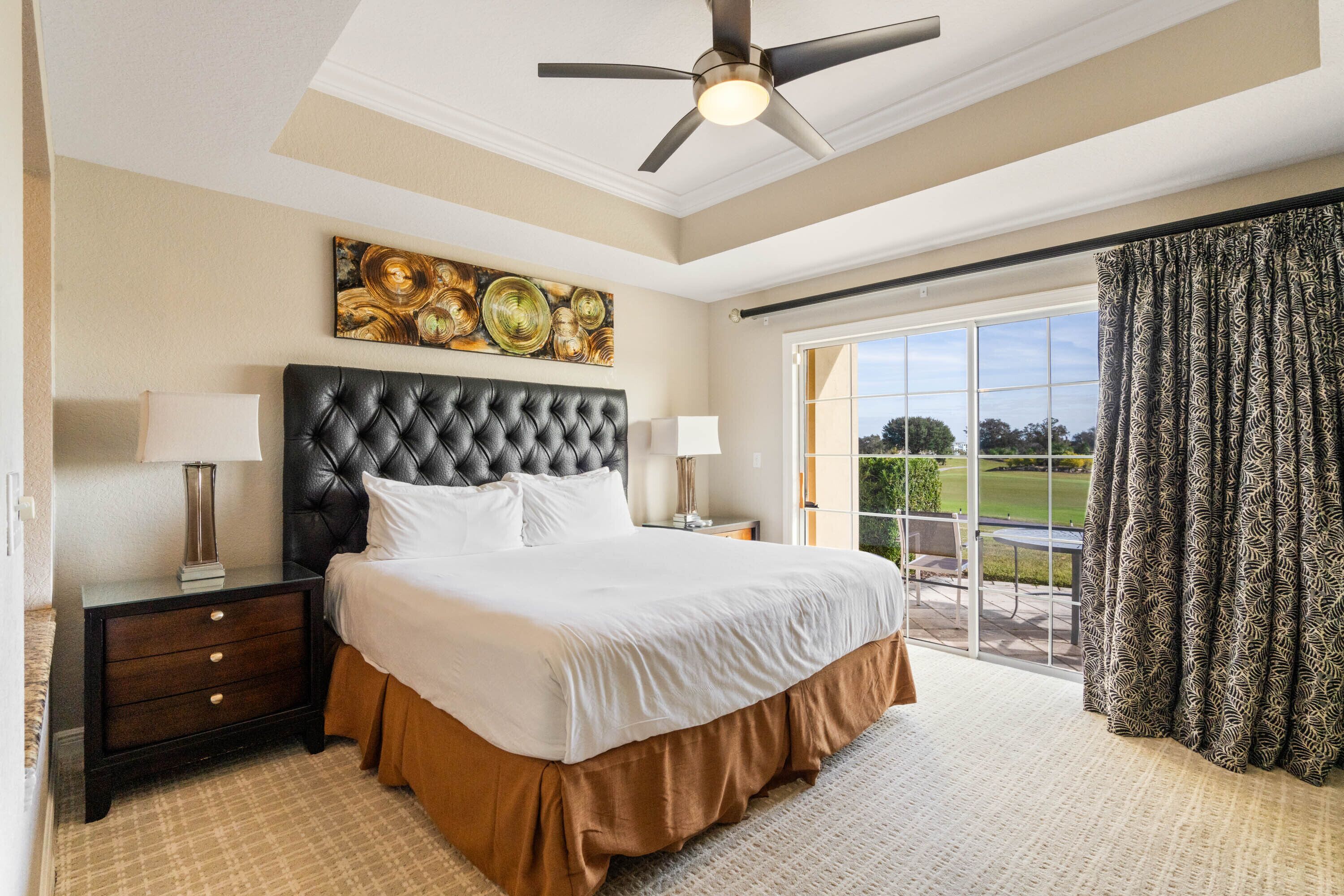 Tabla de planchar con plancha, wifi y ropa de cama 