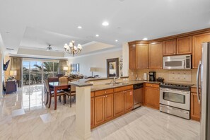 Fridge, microwave, oven, stovetop - Last Minute Disney Getaway! Luxury Condo with Private Balcony. Book Now! #116353 (Orlando)