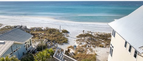 Chaises longues, serviettes de plage