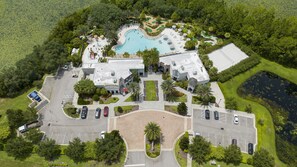 Ein Luftbild eines Resorts mit Schwimmbad, Golfplatz und Parkplatz.