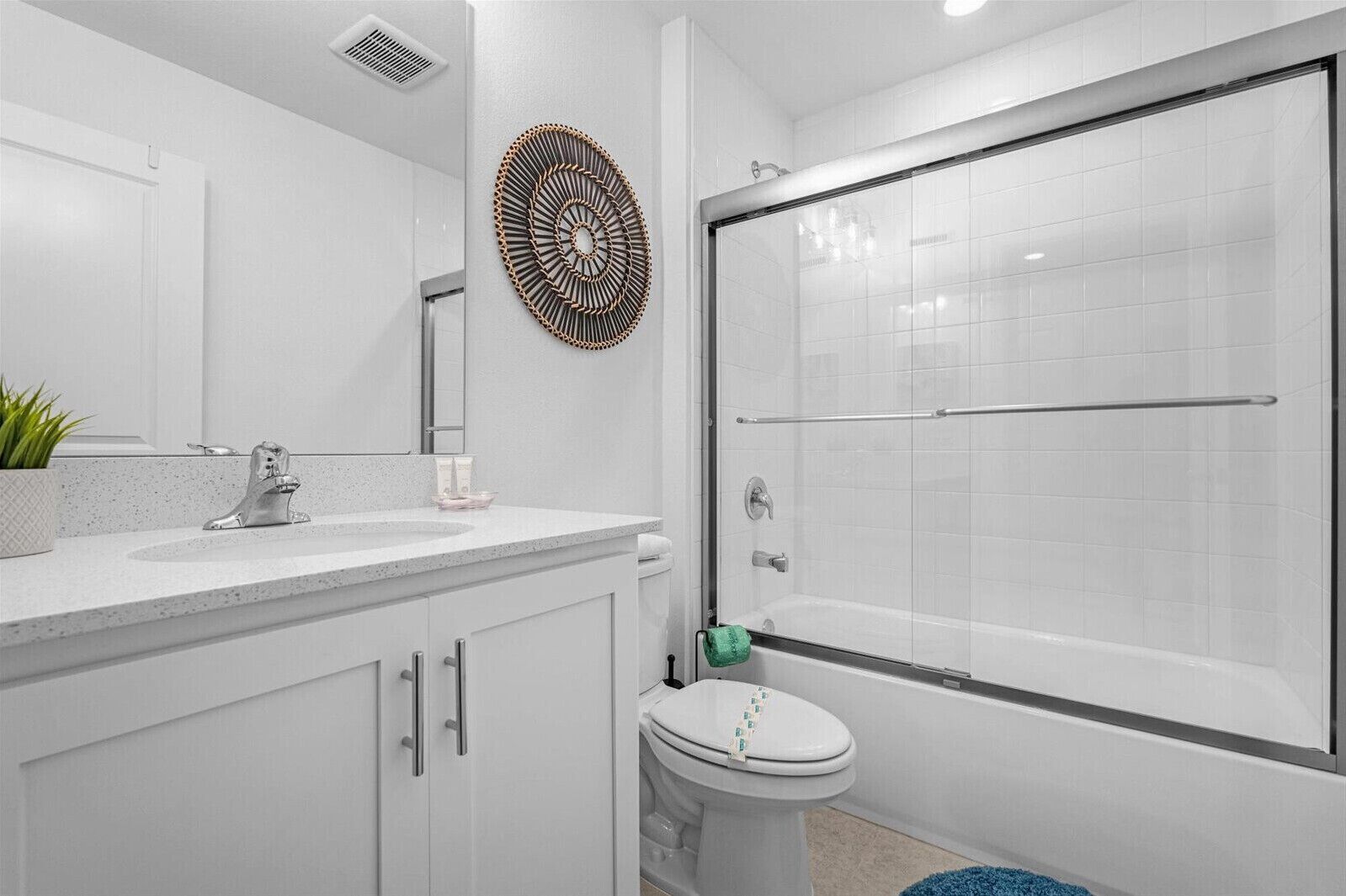 Un baño moderno con ducha, inodoro y lavamanos.