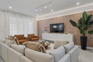 Smart TV - Last Minute Disney Getaway! Luxury Villa with Private Pool. Book Now! #127365 (Orlando)