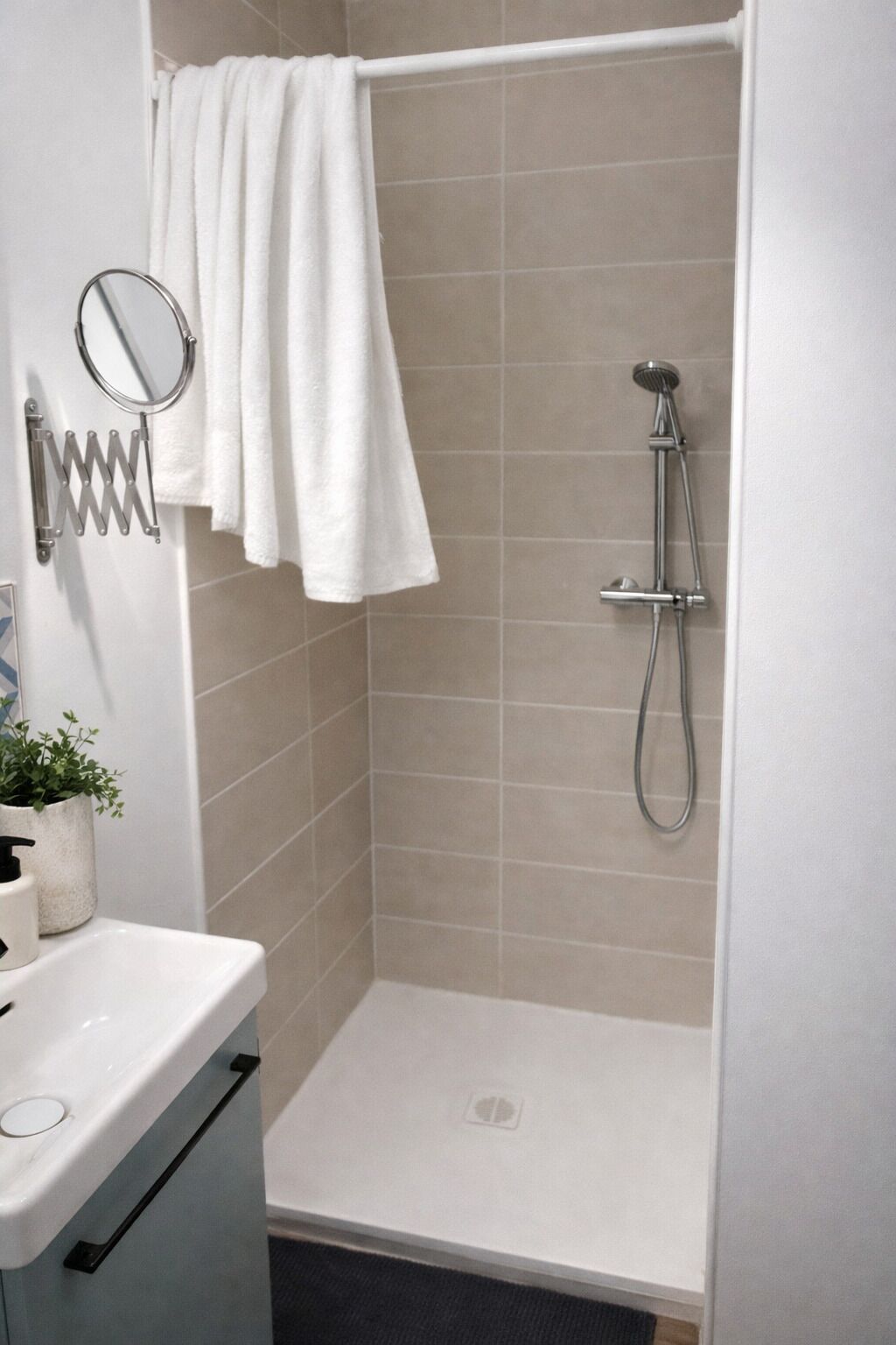 Douche, sèche-cheveux, serviettes fournies, savon