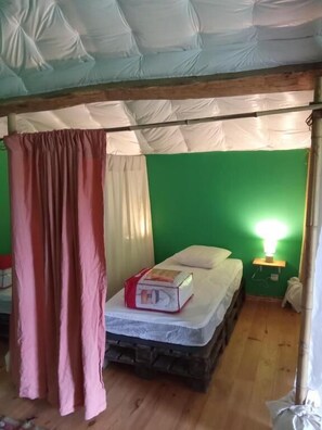 Chambre familiale, vue sur le jardin | Accès au Wi-Fi (inclus)