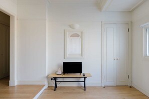 Interior - Superbly Positioned 1BDR Apartment in Earls Court (Greater London)