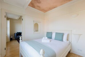 Iron/ironing board, Internet, bed sheets - Superbly Positioned 1BDR Apartment in Earls Court (Greater London)