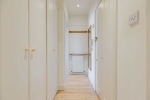 Interior - Superbly Positioned 1BDR Apartment in Earls Court (Greater London)