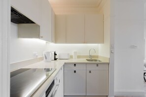 Fridge, microwave, oven, stovetop - Superbly Positioned 1BDR Apartment in Earls Court (Greater London)