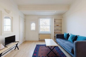 TV - Superbly Positioned 1BDR Apartment in Earls Court (Greater London)