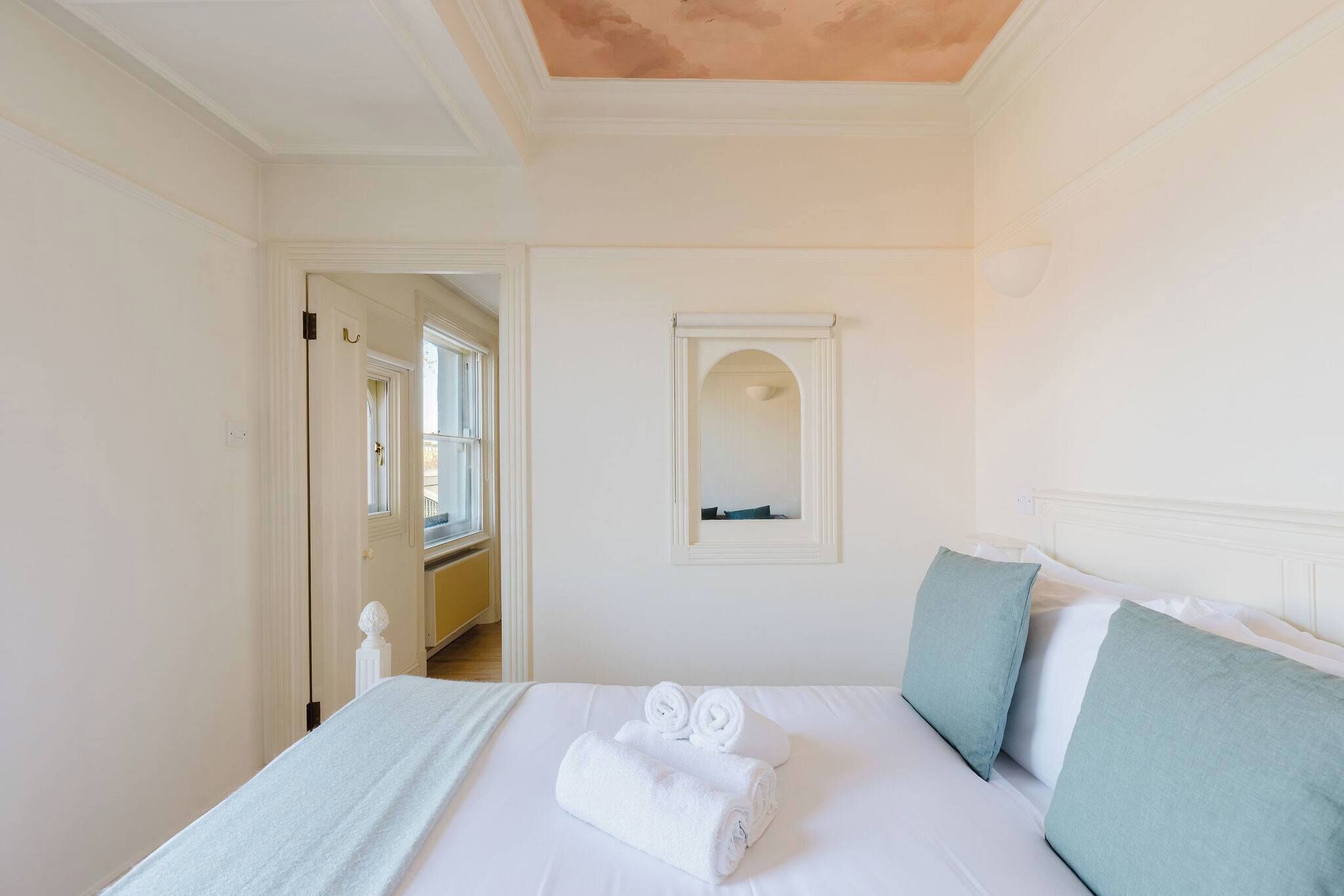 Iron/ironing board, internet, bed sheets