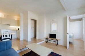 TV - Superbly Positioned 1BDR Apartment in Earls Court (Greater London)