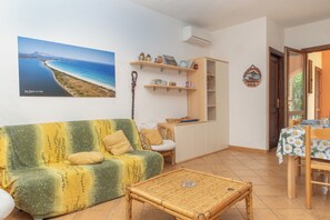 TV - "Villetta Olivastro" with a large garden and in a quiet location (Suaredda-traversa)