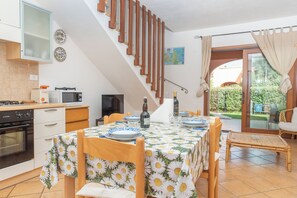 Microwave, oven, stovetop - "Villetta Olivastro" with a large garden and in a quiet location (Suaredda-traversa)