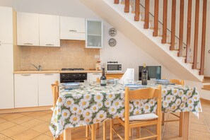 Dining - "Villetta Olivastro" with a large garden and in a quiet location (Suaredda-traversa)