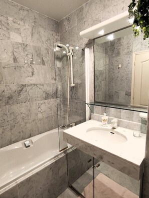 Shower, hair dryer, bidet, towels - Charming three-room beachfront apartment with stunning sea views in the heart of Menton (Menton)
