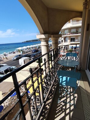 A balcony with a view of a beach and a cityscape. - Charming 3-room apartment on the waterfront with a splendid ocean view in the heart of Menton (Menton)