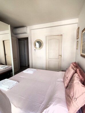 Iron/ironing board, WiFi, bed sheets, wheelchair access - Charming three-room beachfront apartment with stunning sea views in the heart of Menton (Menton)