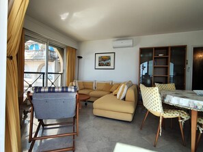 Smart TV - Charming three-room beachfront apartment with stunning sea views in the heart of Menton (Menton)