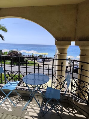 Outdoor dining - Charming three-room beachfront apartment with stunning sea views in the heart of Menton (Menton)
