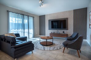 Smart TV, ping pong - Last Minute Disney Getaway! Villa with Private Pool & Hot Tub. Book Now! #160299 (Orlando)
